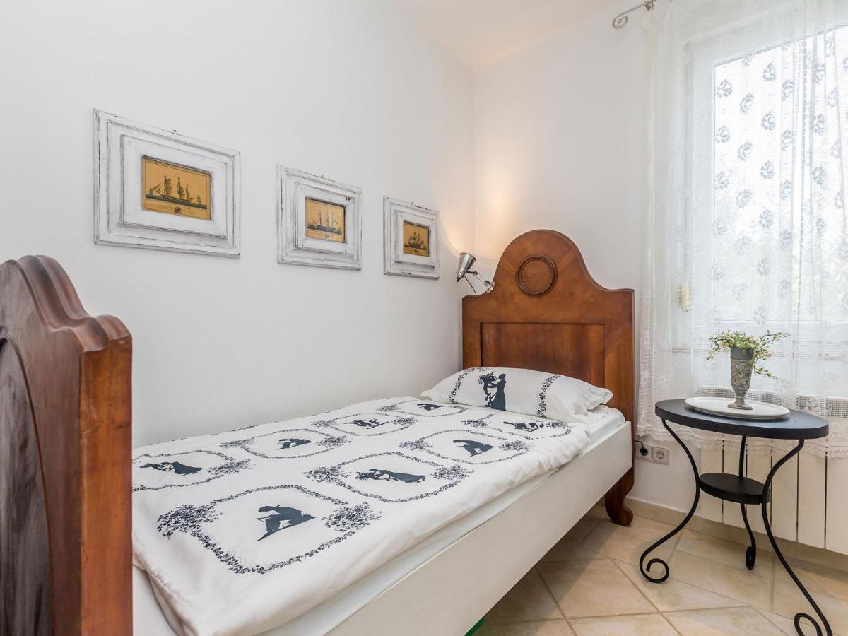 Beautiful In Premantura With Private Pool And Sea View Villa *